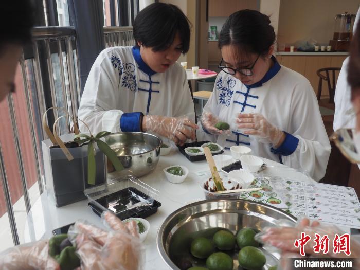 图为数名留学生在制作青团。　李娇阳 摄