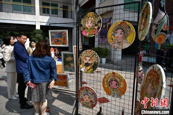 图为非遗文化进校园活动在福州市仓山区第六中心小学举行，学生现场展示了扎染、陶艺等非物质文化遗产。　张斌 摄