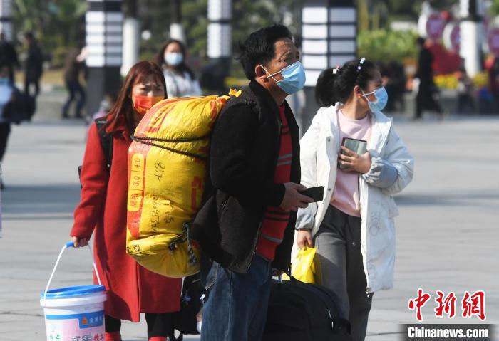 旅客背着行李踏上回家路。　陈超 摄