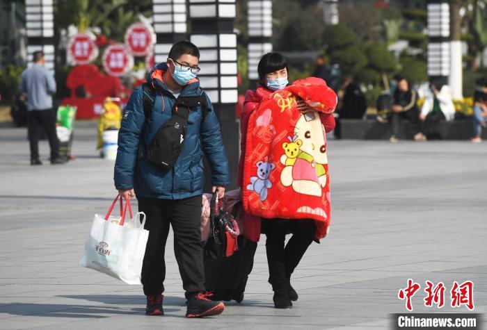 重庆火车北站北广场上旅客增多。　陈超 摄