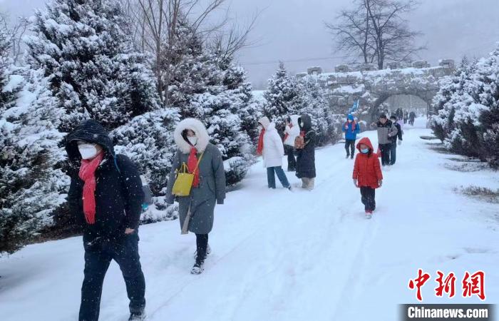 陕西首趟“冰雪游过大年”定制服务列车开行