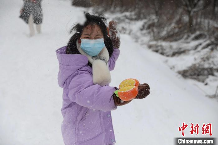 小旅客在雪地里玩耍。　中国铁路西安局集团有限公司供图