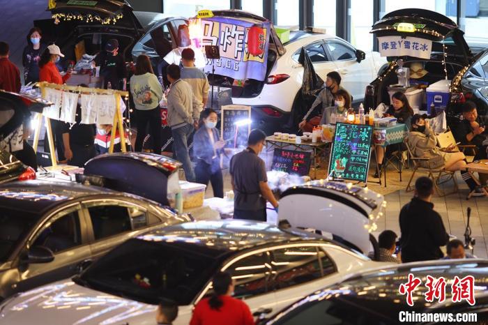 后备箱集市“抢当”夜市主角。　泱波 摄