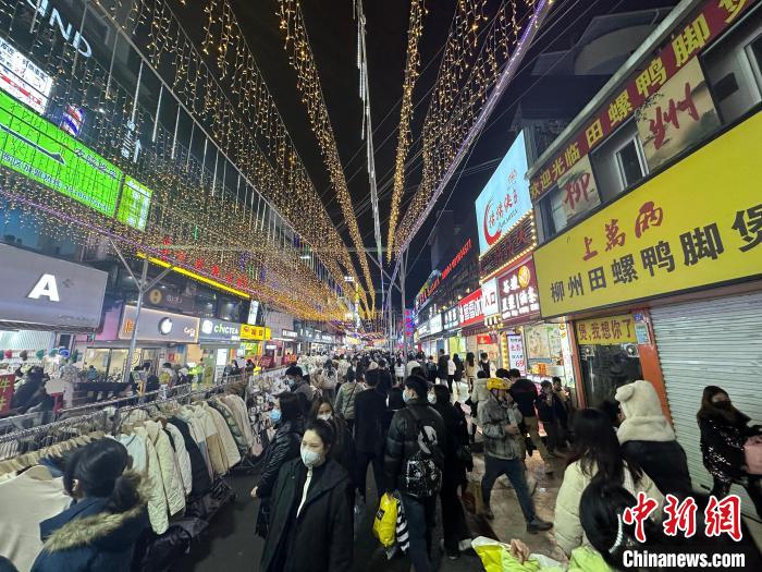 图为正在农院路夜市逛街的市民。　陈沿佑 摄