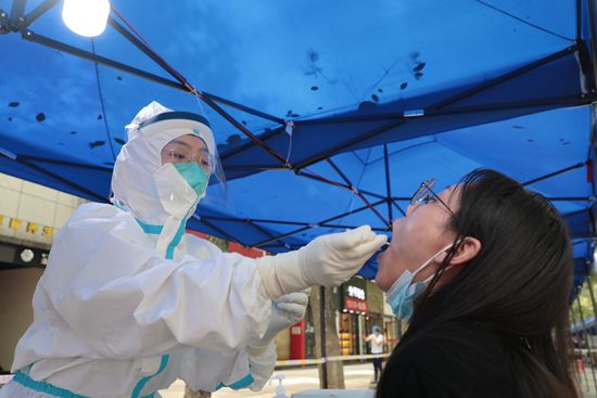 组图丨武汉开展核酸普查 社区居民检测点有序排队