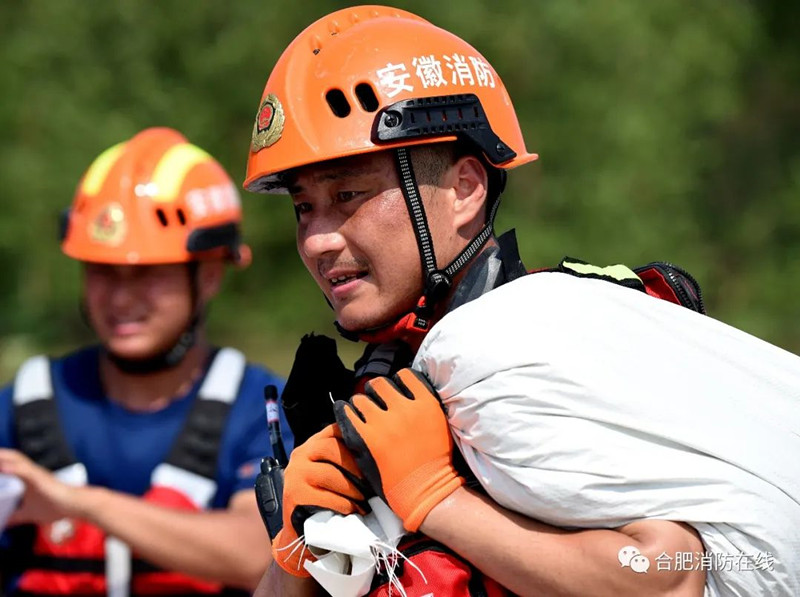 【组图】一线火焰蓝：加固堤坝，严防洪水漫灌